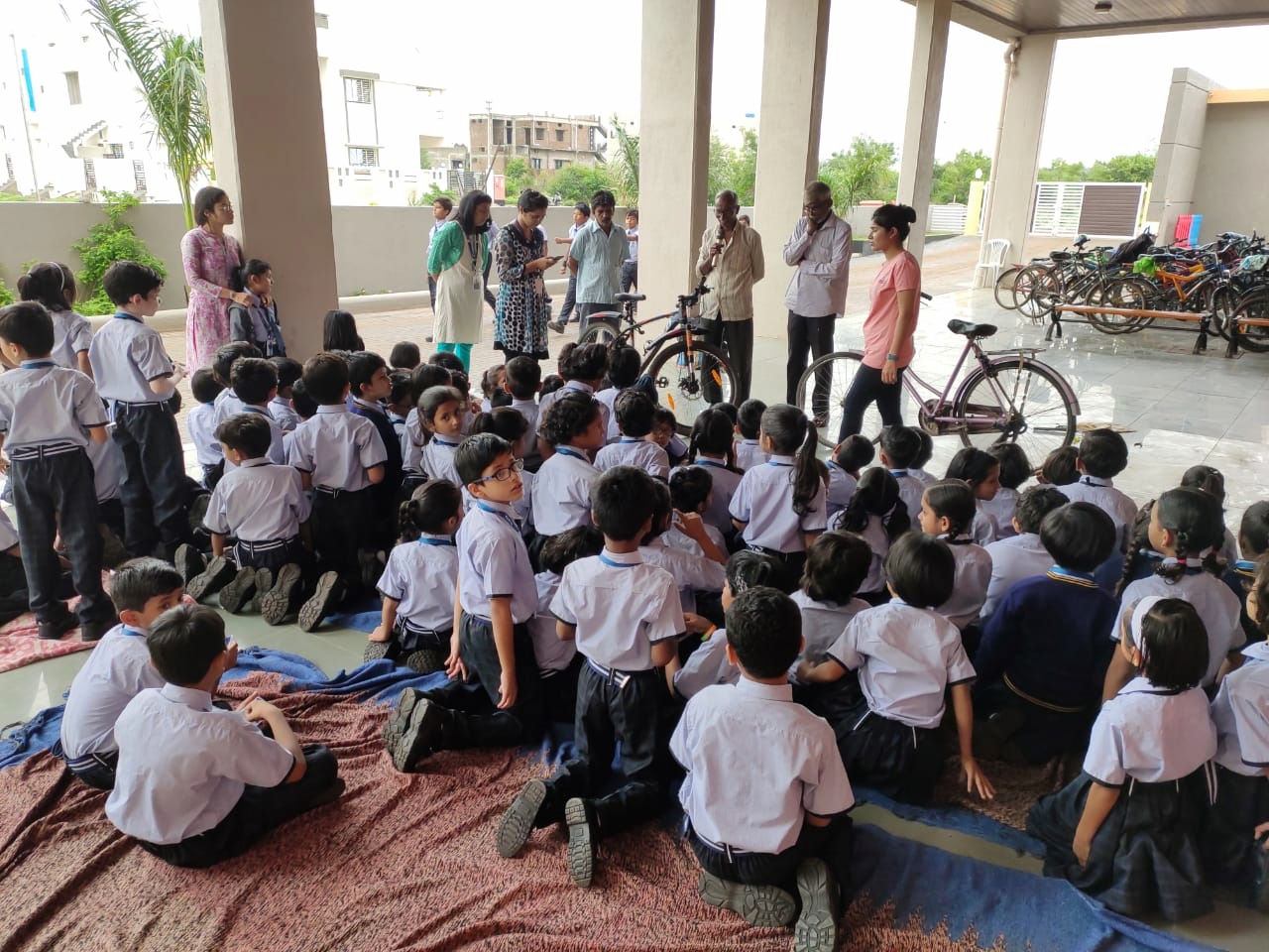 cbse-pattern-school-in-amravatii-students-learing-cycle-repair-workshop