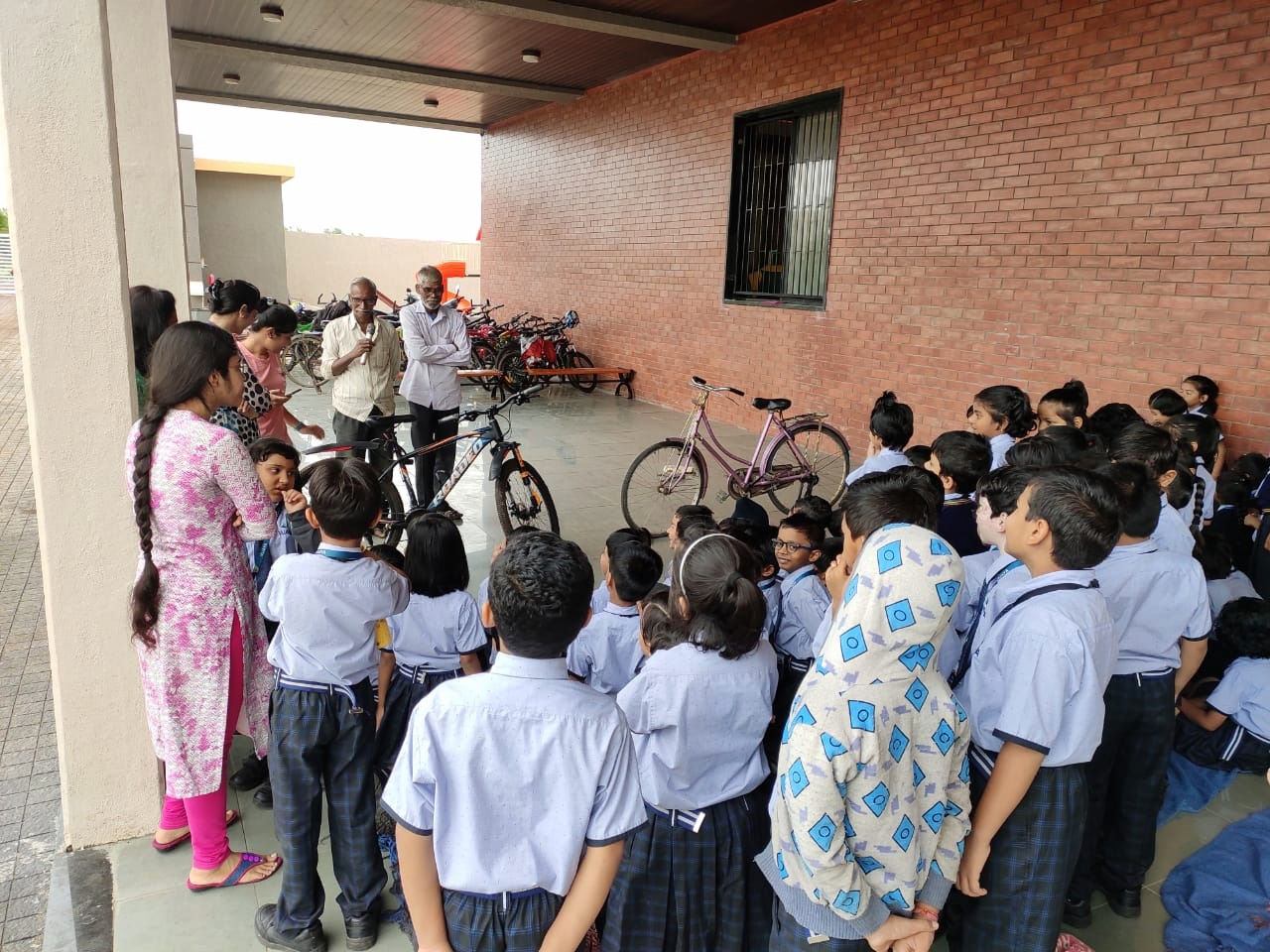students-learning-cycle-repairing-in-english-medium-schools-in-amravati
