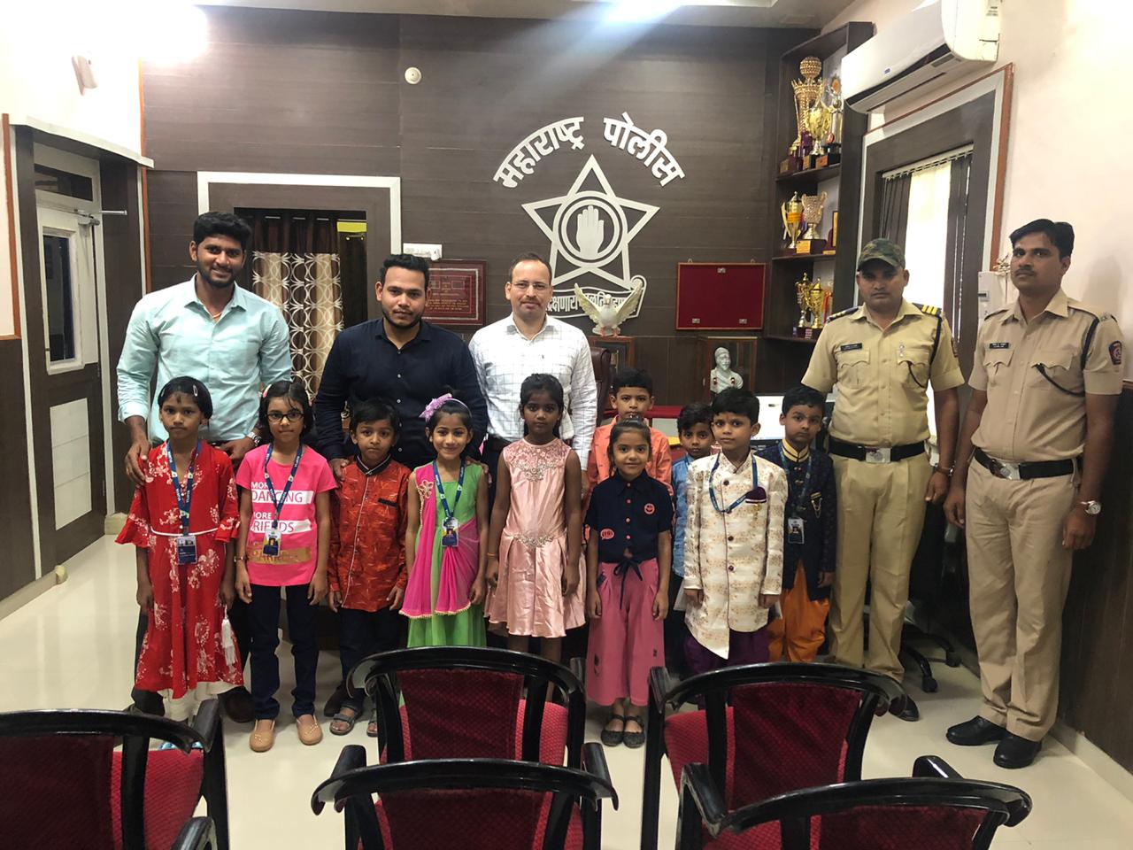 group-photo-with-police-officer-and-some-vijaya-convent-sutdents