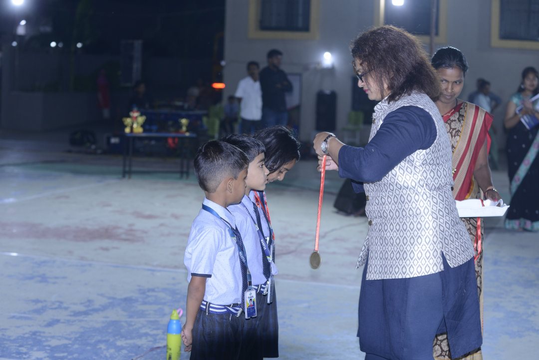 top-convent-school-in-amravati-students-taking-trophy