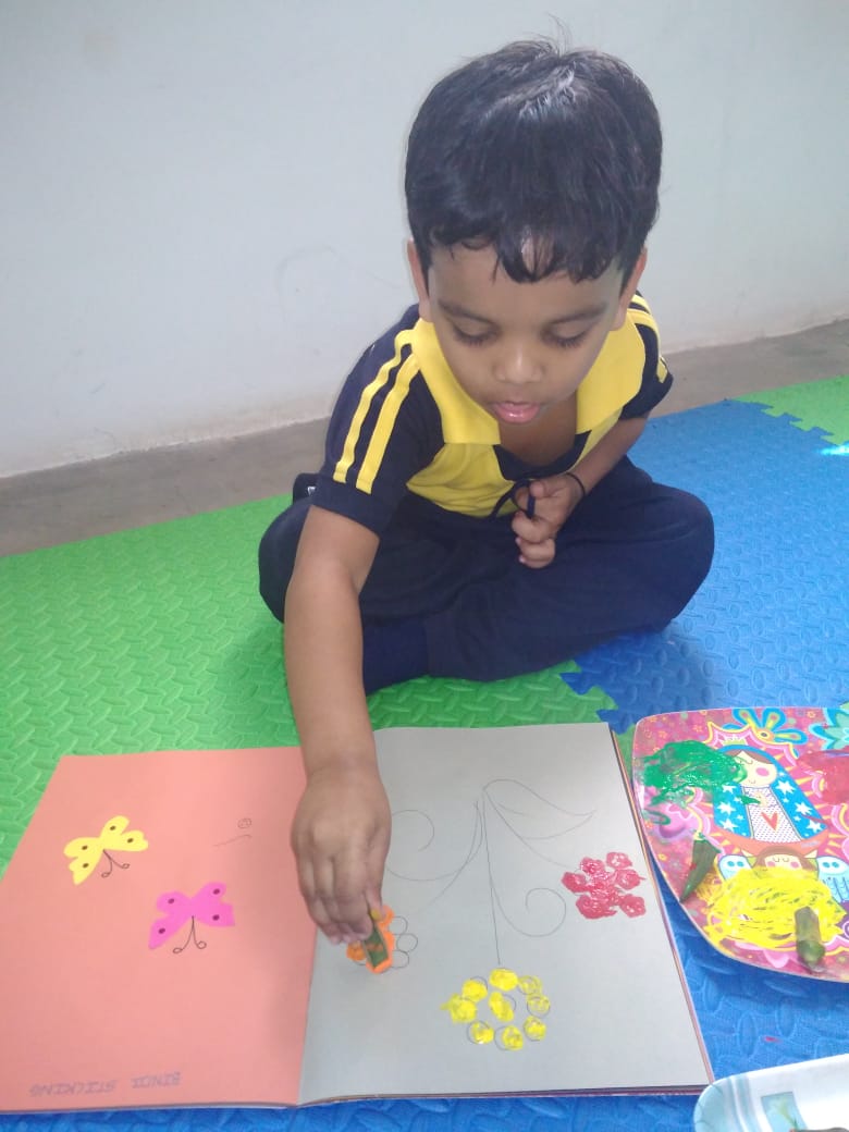boy-printing-flower-okra-craft-vijaya-convent-school-amravati