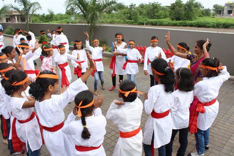 best-cbse-school-in-amravati-students-dance-in-ganesh-chaturthi-celebration