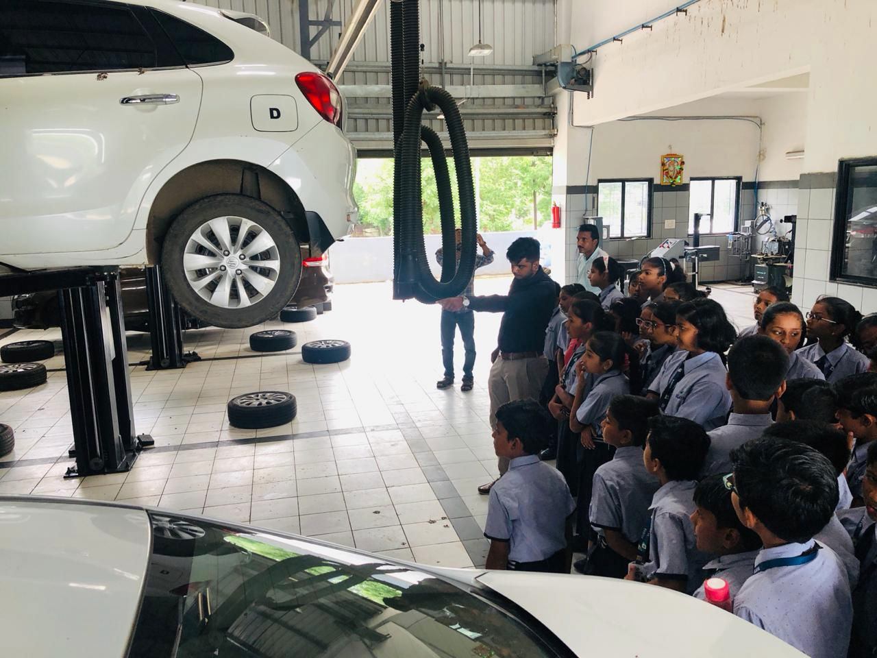cbse-pattern-school-in-amravati-Students-visited-car-mechanism-workshop