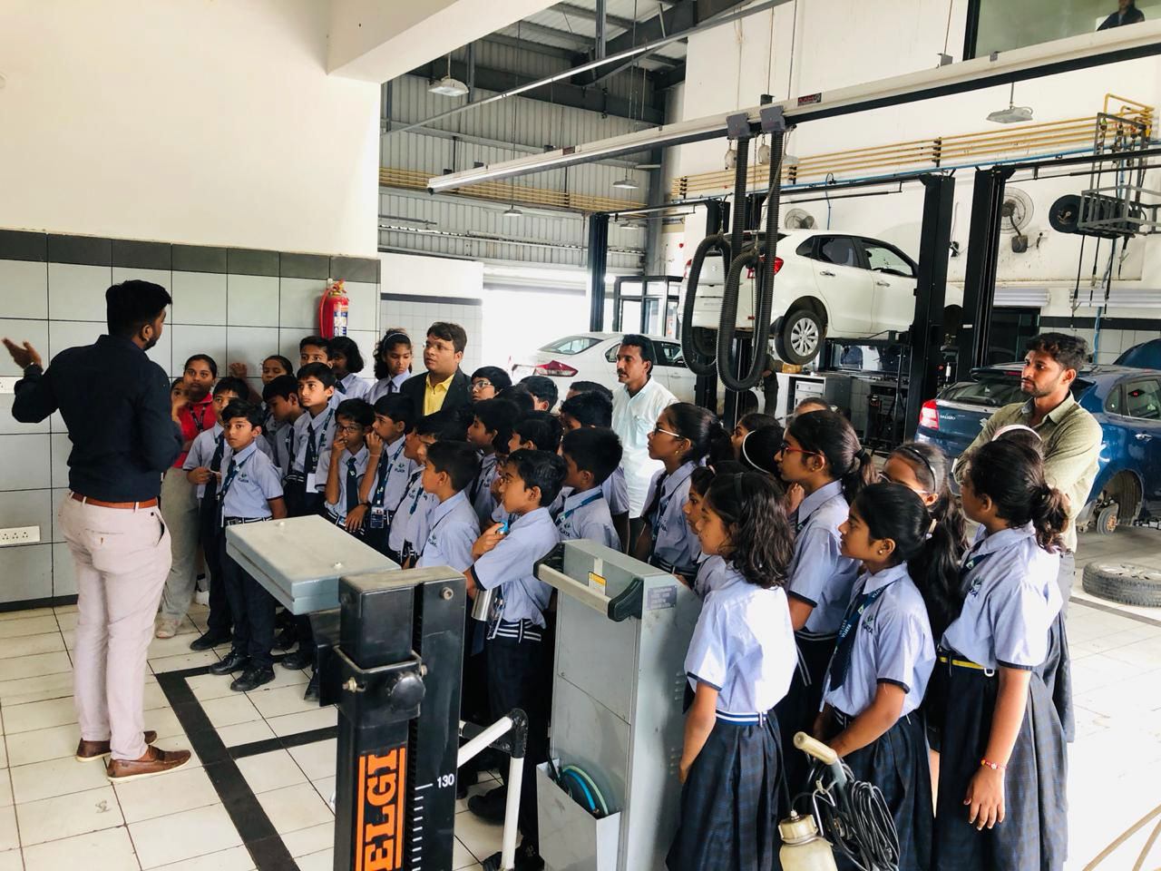 convent-schools-in-amravati-students-learning-car-mechanism