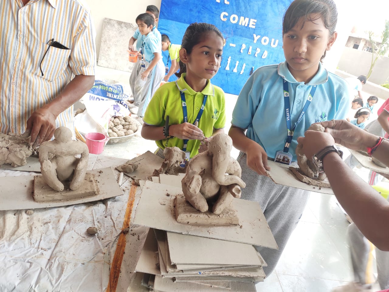 play-school-in-amravati-students-learing-ideal-making-workshop