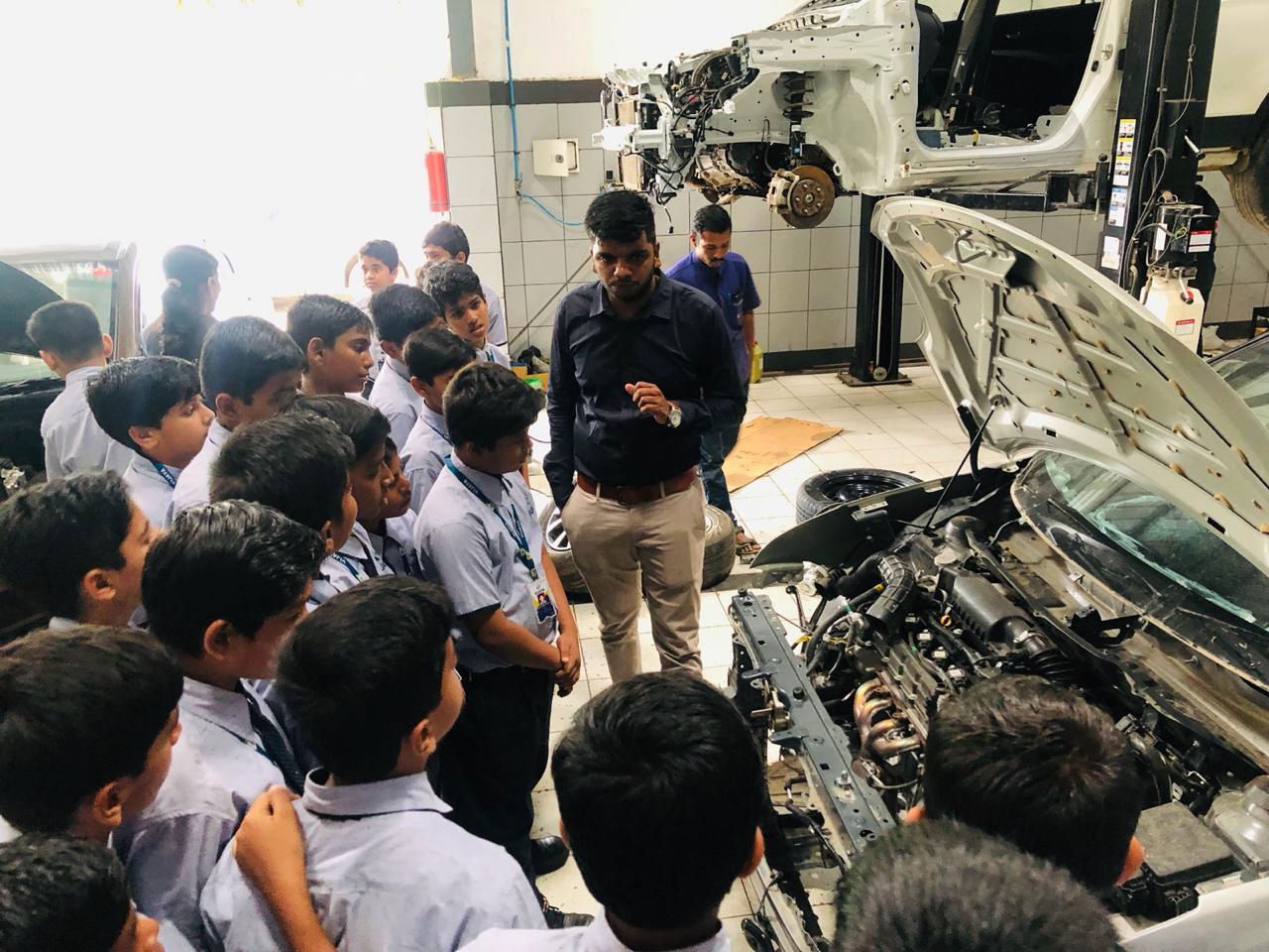 popular-school-in-amravati-visited-car-mechanism-workshop