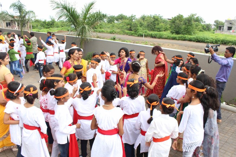 top-cbse-schools-in-amravati-students-dancing-in-ganesh-chaturthi-festival