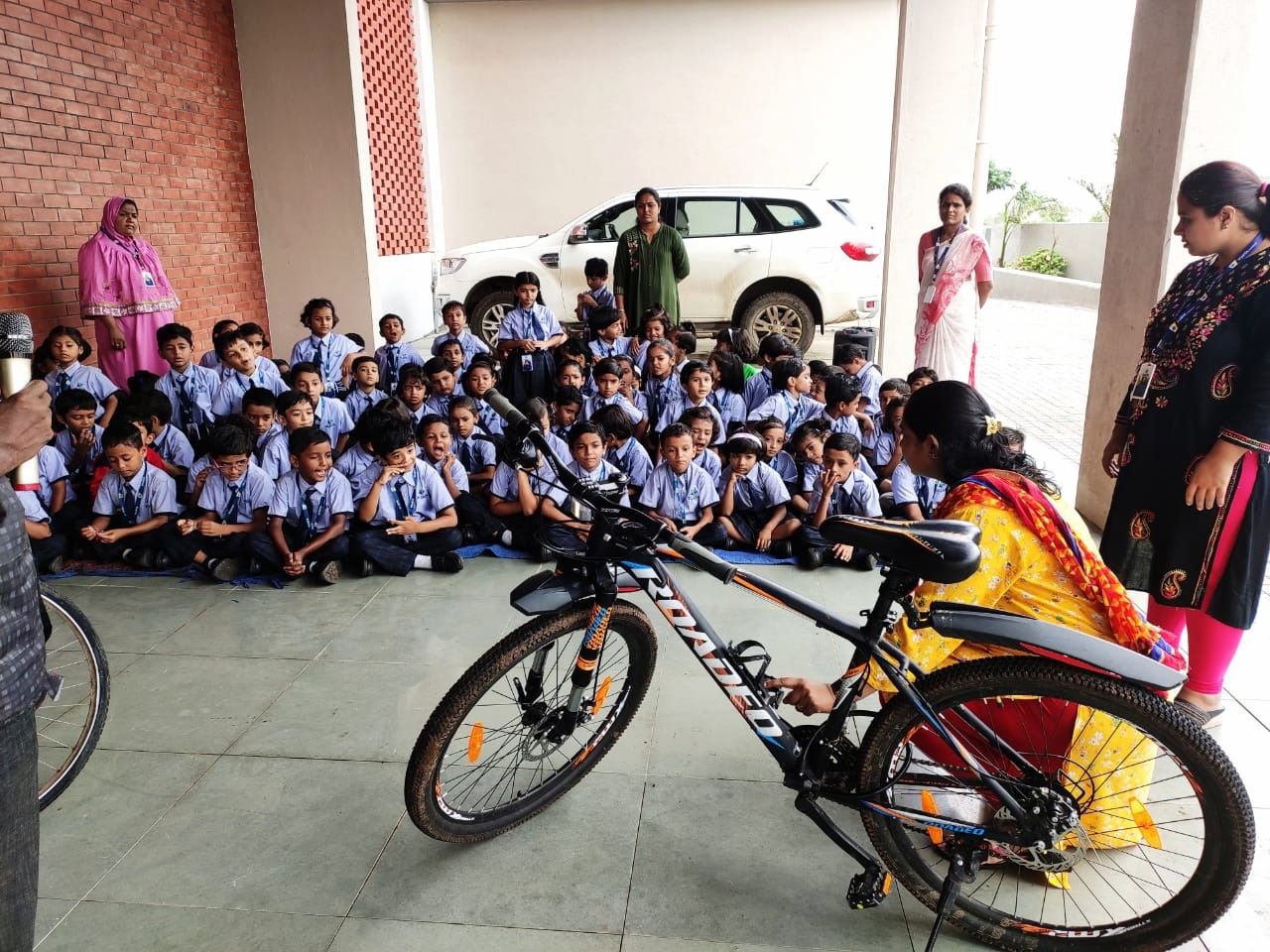 top-convent-school-in-amravati-students-learing-cycle-repair-workshop