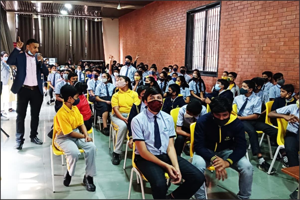 students-gathering-best-convent-school-aurangabad-worksops